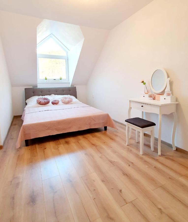 Apartament Apartman Frida Nova Bana Zewnętrze zdjęcie